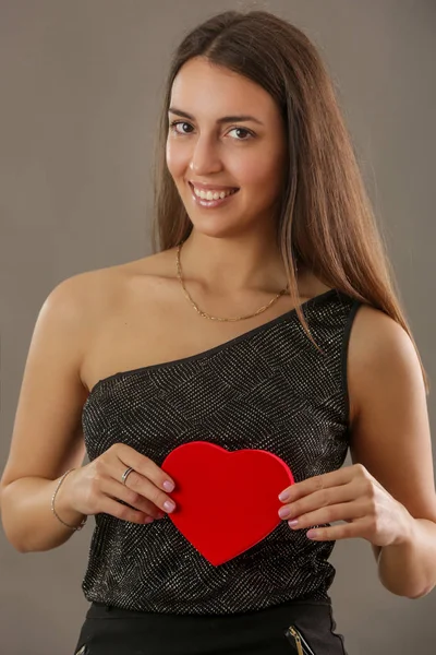 Mutlu Genç Bir Kadın Elinde Bir Kalp Hediye Kutusu Tutuyor — Stok fotoğraf