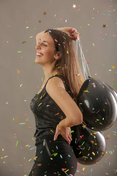 Mulher Atraente Segurando Balões Pretos Dançando Sob Conceito Queda Confetes — Fotografia de Stock