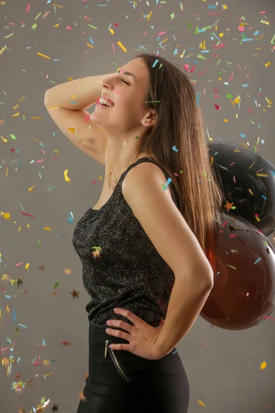 Mulher Atraente Segurando Balões Pretos Dançando Sob Conceito Queda Confetes — Fotografia de Stock