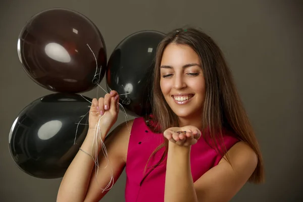 Atrakcyjna Kobieta Sukience Fuksji Trzymająca Czarne Balony Koncepcję Imprezy Sezonu — Zdjęcie stockowe