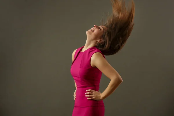 Atrakcyjna Kobieta Fuksji Sukienka Bodicon Pięknymi Brązowymi Długimi Włosami Studio — Zdjęcie stockowe