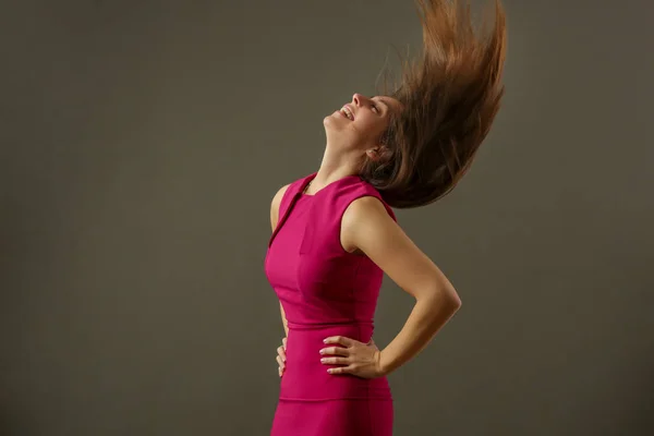 Attraktive Frau Fuchsiafarbenem Körperkleid Mit Schönen Braunen Langen Haaren Studioaufnahme — Stockfoto