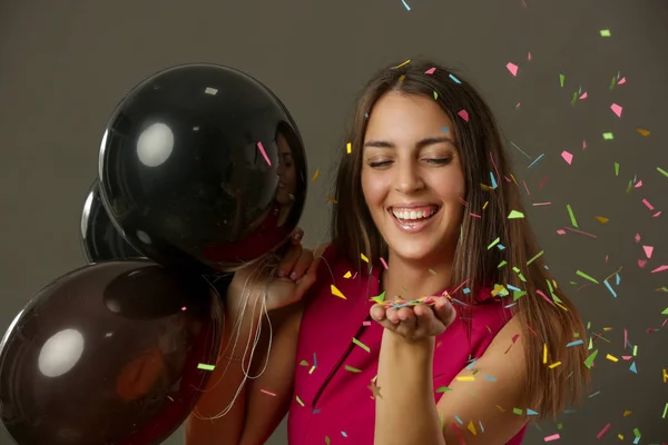 Mulher Atraente Segurando Balões Pretos Dançando Sob Conceito Queda Confetes — Fotografia de Stock