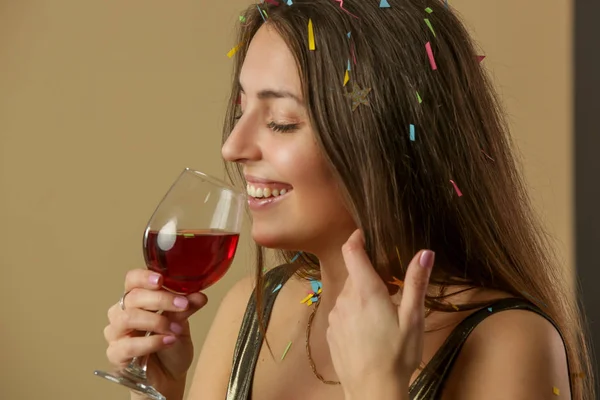 Atractiva Mujer Camisa Dorada Bailando Sosteniendo Una Copa Vino Tinto — Foto de Stock