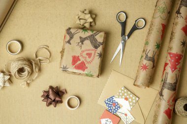 Noel hediyesini masanın üstüne koy, yukarıdan bak.