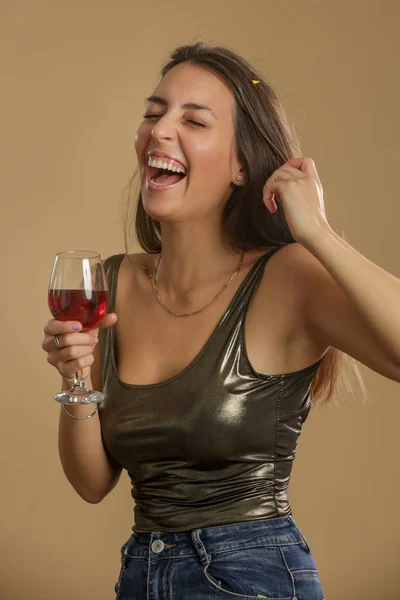 Mulher Feliz Camisa Metálica Segurando Copo Vinho Tinto Conceito Festa — Fotografia de Stock