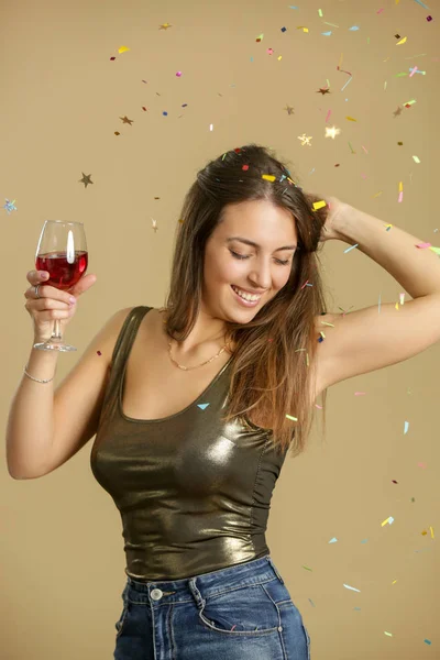 Atractiva Mujer Camisa Dorada Bailando Sosteniendo Una Copa Vino Tinto — Foto de Stock