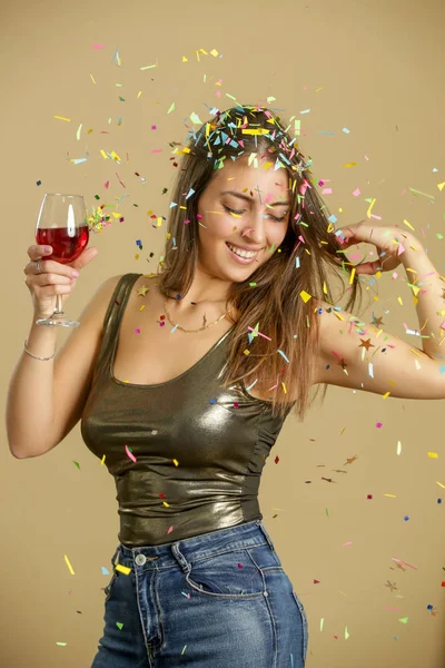 Mulher Atraente Camisa Dourada Dançando Segurando Copo Vinho Tinto Jovem — Fotografia de Stock