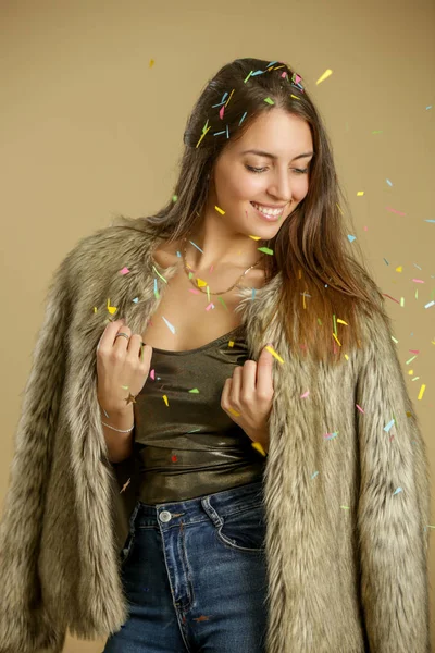 Mulher Elegante Bonita Casaco Pele Sob Confete Colorido Conceito Temporada — Fotografia de Stock