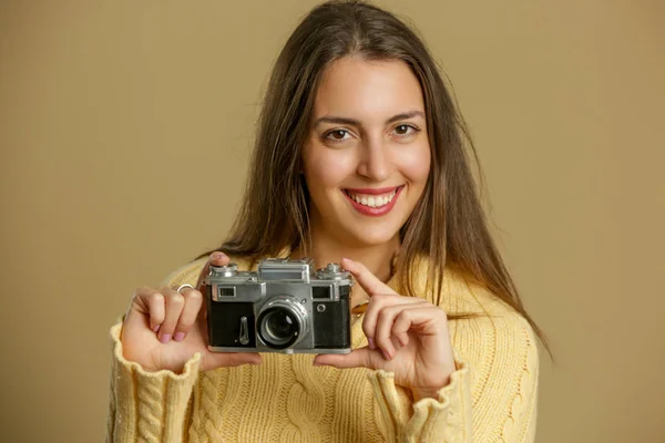 Vrouw Met Retro Camera Studio Opname — Stockfoto