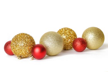Altın ve kırmızı Noel topları beyaz arka planda izole edilmiş. Büyük parıltılı Noel süsleri.