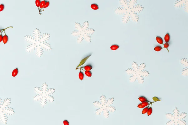 Patrón Navideño Copos Nieve Bayas Rojas Sobre Fondo Azul Pálido —  Fotos de Stock