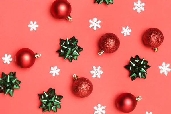 Decoración Navidad Pelotas Brillantes Navidad Roja Arcos Verdes Sobre Fondo —  Fotos de Stock