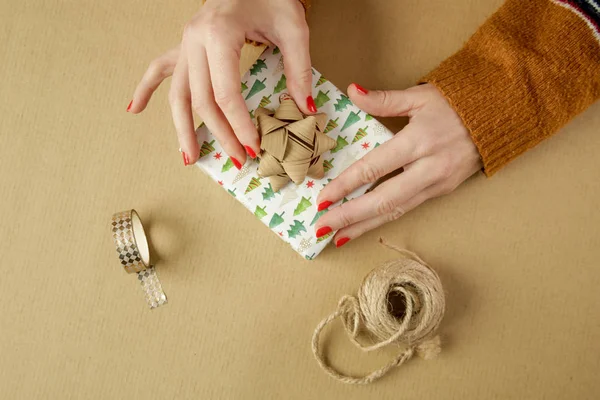 Vrouw Inpakken Kerstcadeaus Winter Oliedagen Gifting Season Concept — Stockfoto