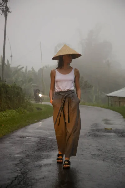 Молодая Женщина Традиционной Бамбуковой Шляпе Широких Кулотах Дороге Сезон Дождей — стоковое фото