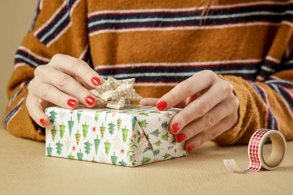 Mujer Envolviendo Regalos Navidad Invierno Hoildays Concepto Temporada Regalos —  Fotos de Stock