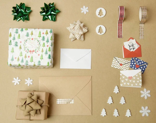 Noel Hediyesini Masanın Üzerinde Paketlemek Ambalaj Kağıdı Fiyonk Kurdeleler Hediye — Stok fotoğraf