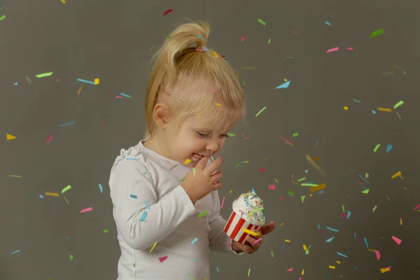 Estúdio Uma Criança Comendo Cupcakes Com Chantilly — Fotografia de Stock