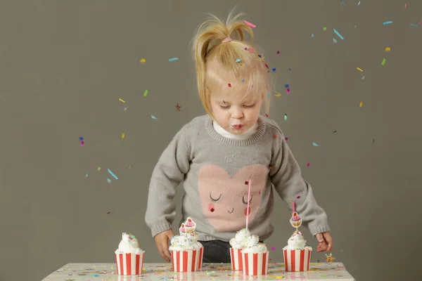 Estúdio Tiro Uma Menina Criança Soprando Uma Vela Aniversário Cupcake — Fotografia de Stock