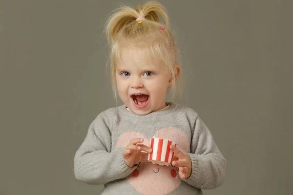 Captura Estudio Niño Comiendo Cupcakes Con Una Crema Batida —  Fotos de Stock