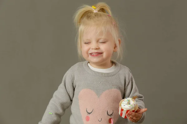 Studioaufnahme Eines Kleinkindes Das Cupcakes Mit Schlagsahne Isst — Stockfoto