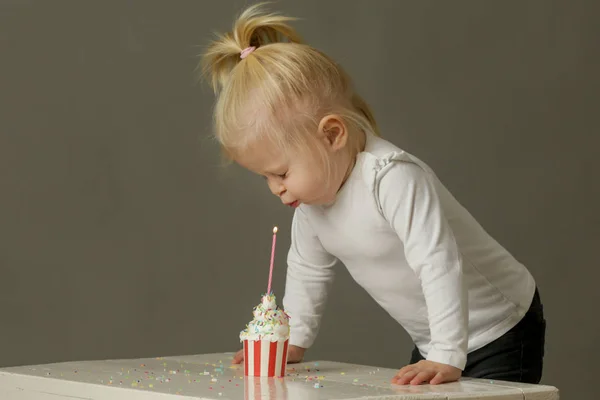 Estúdio Tiro Uma Menina Criança Soprando Uma Vela Aniversário Cupcake — Fotografia de Stock