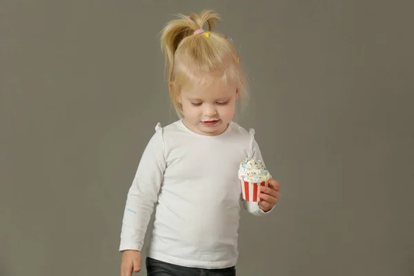 Studioaufnahme Eines Kleinkindes Das Cupcakes Mit Schlagsahne Isst — Stockfoto