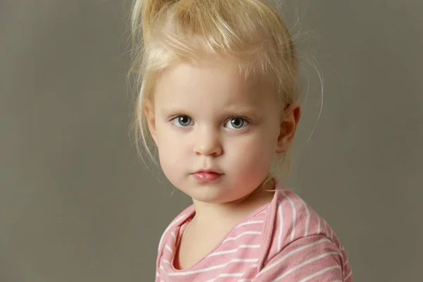 Estudio Dos Años Edad Niña Mirando Cámara — Foto de Stock