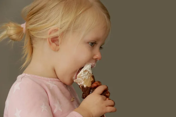 Estúdio Tiro Menina Dois Anos Comendo Sorvete Cone Conceito Dependência — Fotografia de Stock