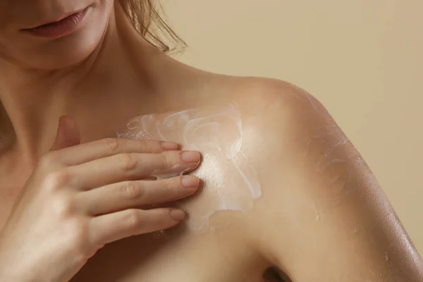 Mujer Aplicando Crema Corporal Brazo Concepto Cuidado Piel Belleza Toma — Foto de Stock