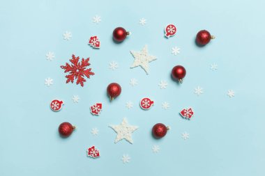 Mavi arka planda kırmızı ve beyaz noel süsleri, üst manzara. Noel, kış tatili, yeni yıl konsepti.