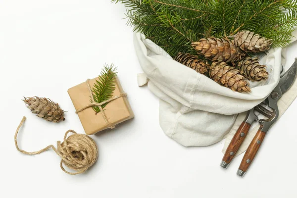 Концепція Обгортання Подарунків Нульовими Відходами Природні Різдвяні Прикраси Соснові Шишки — стокове фото