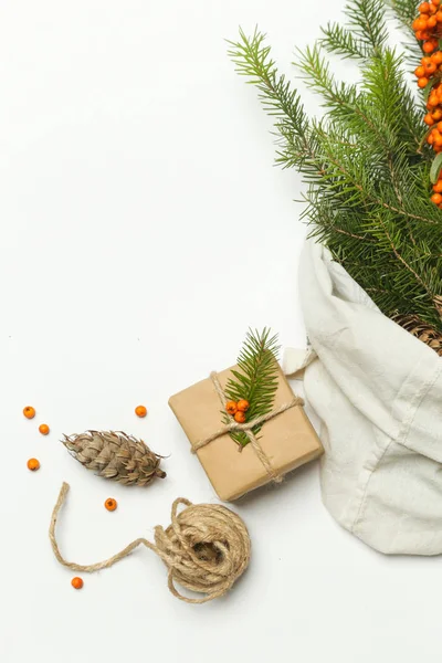 Sıfır Hediye Paketleme Konsepti Doğal Noel Süslemeleri Çam Kozalakları Pamuk — Stok fotoğraf