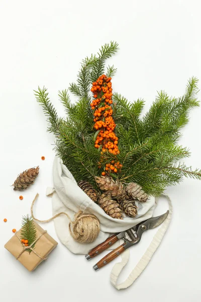 Concepto Regalo Envoltura Cero Decoración Natural Navidad Conos Pino Ramas — Foto de Stock