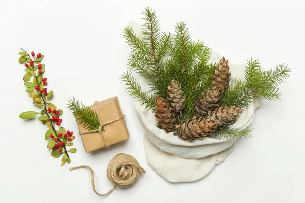 Geen Afval Inpakken Geschenken Concept Natuurlijke Kerstversiering Dennenappels Dennentakken Katoenen — Stockfoto