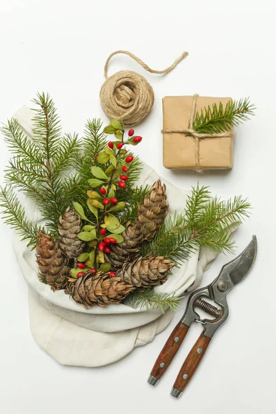 Concepto Regalo Envoltura Cero Decoración Natural Navidad Conos Pino Ramas — Foto de Stock