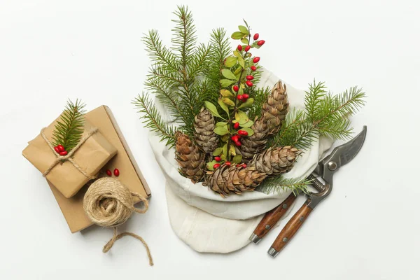 Zéró Hulladék Csomagolási Ajándék Koncepció Természetes Karácsonyi Dekoráció Fenyőtoboz Fenyőágak — Stock Fotó