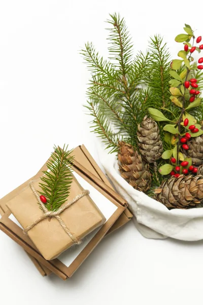 零浪费包装礼物的概念 天然圣诞装饰品 松果及松木枝 装在棉袋内 — 图库照片