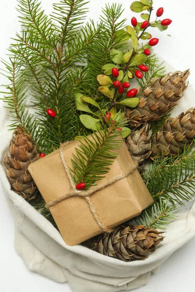 Zéró Hulladék Csomagolási Ajándék Koncepció Természetes Karácsonyi Dekoráció Fenyőtoboz Fenyőágak — Stock Fotó