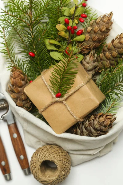 零浪费包装礼物的概念 天然圣诞装饰品 松果及松木枝 装在棉袋内 — 图库照片