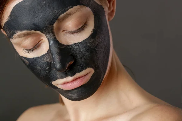 Charcoal Face Mask Nebo Černé Hliněné Bahno Krásná Žena Černou — Stock fotografie