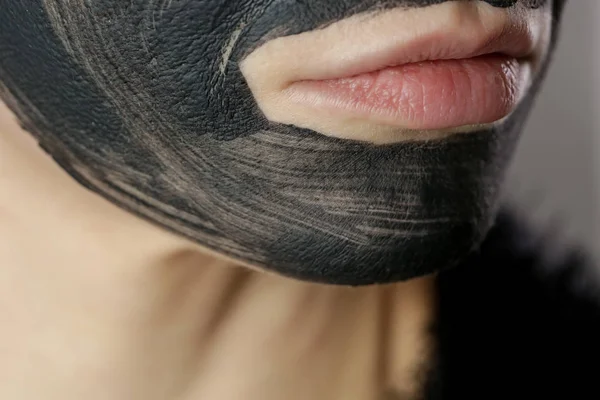 Carvão Máscara Facial Barro Preto Lama Mulher Bonita Com Máscara — Fotografia de Stock