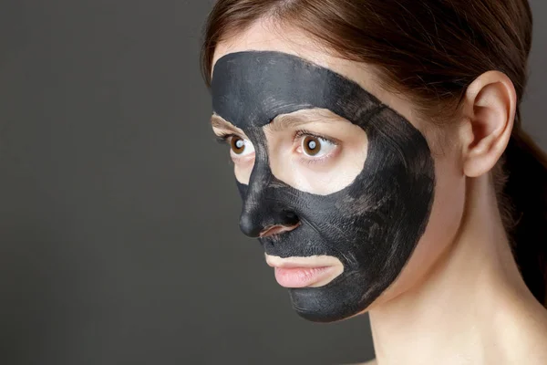 Maschera Viso Carbone Fango Argilla Nera Bella Donna Con Maschera — Foto Stock