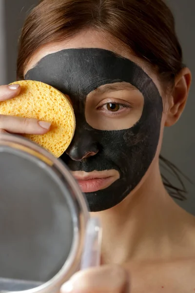 Carvão Máscara Facial Barro Preto Lama Mulher Bonita Removendo Máscara — Fotografia de Stock