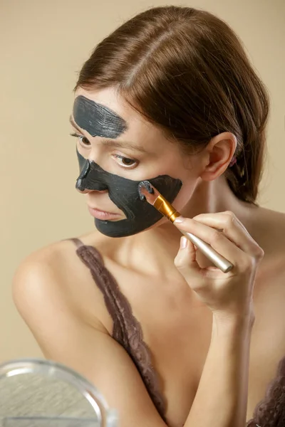 Charcoal Ansiktsmask Eller Svart Lera Vacker Kvinna Applicerar Renande Svart — Stockfoto