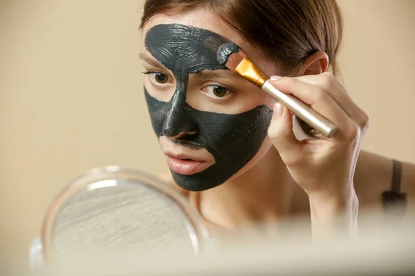 Charcoal Ansiktsmask Eller Svart Lera Vacker Kvinna Applicerar Renande Svart — Stockfoto