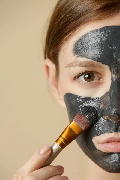 Houtskool Masker Zwarte Klei Modder Mooie Vrouw Het Aanbrengen Van — Stockfoto