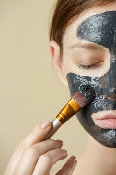 Charcoal Ansiktsmask Eller Svart Lera Vacker Kvinna Applicerar Renande Svart — Stockfoto