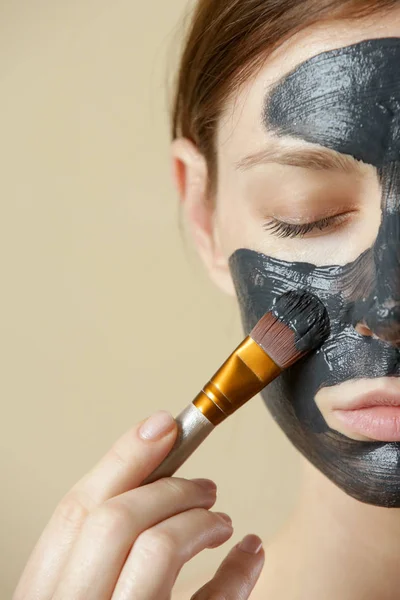 Houtskool Masker Zwarte Klei Modder Mooie Vrouw Het Aanbrengen Van — Stockfoto