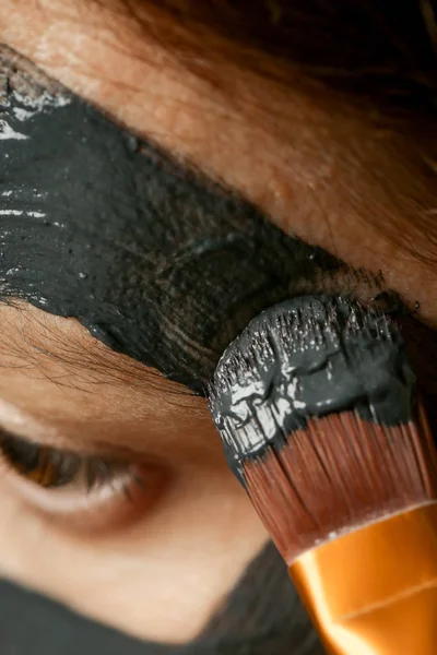 Carvão Máscara Facial Barro Preto Lama Mulher Bonita Está Aplicando — Fotografia de Stock